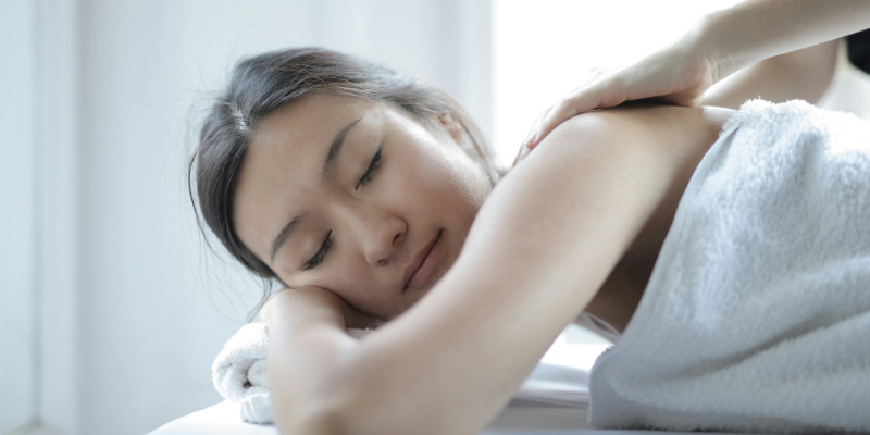 Como fazer massagem no rosto para relaxamento e rejuvenescimento?
