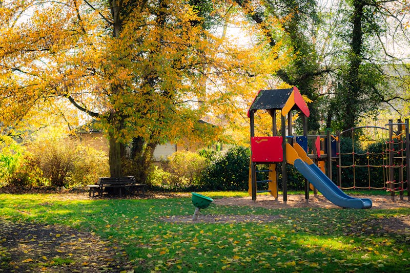 Tipos de playground infantil: madeira, plástico ou metal — qual o melhor?